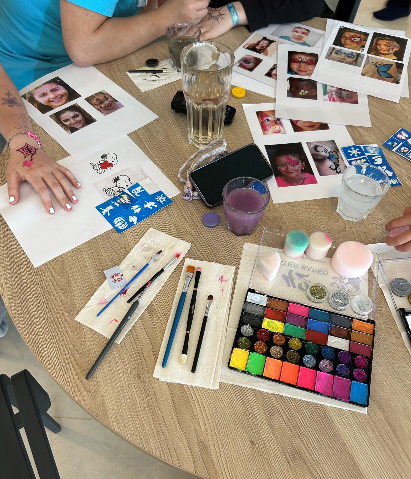 Buntes Schminken von Wunschmotiven für Kinder Buntes Schminken von Wunschmotiven für Kinder