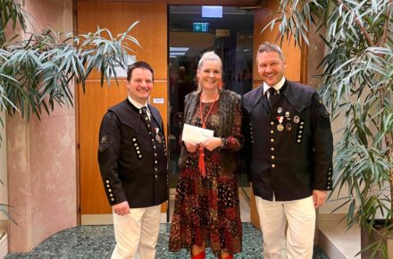 OptimaMed St. Josef übergibt Spende an die Bergknappen-Musikkapelle Bad Dürnberg