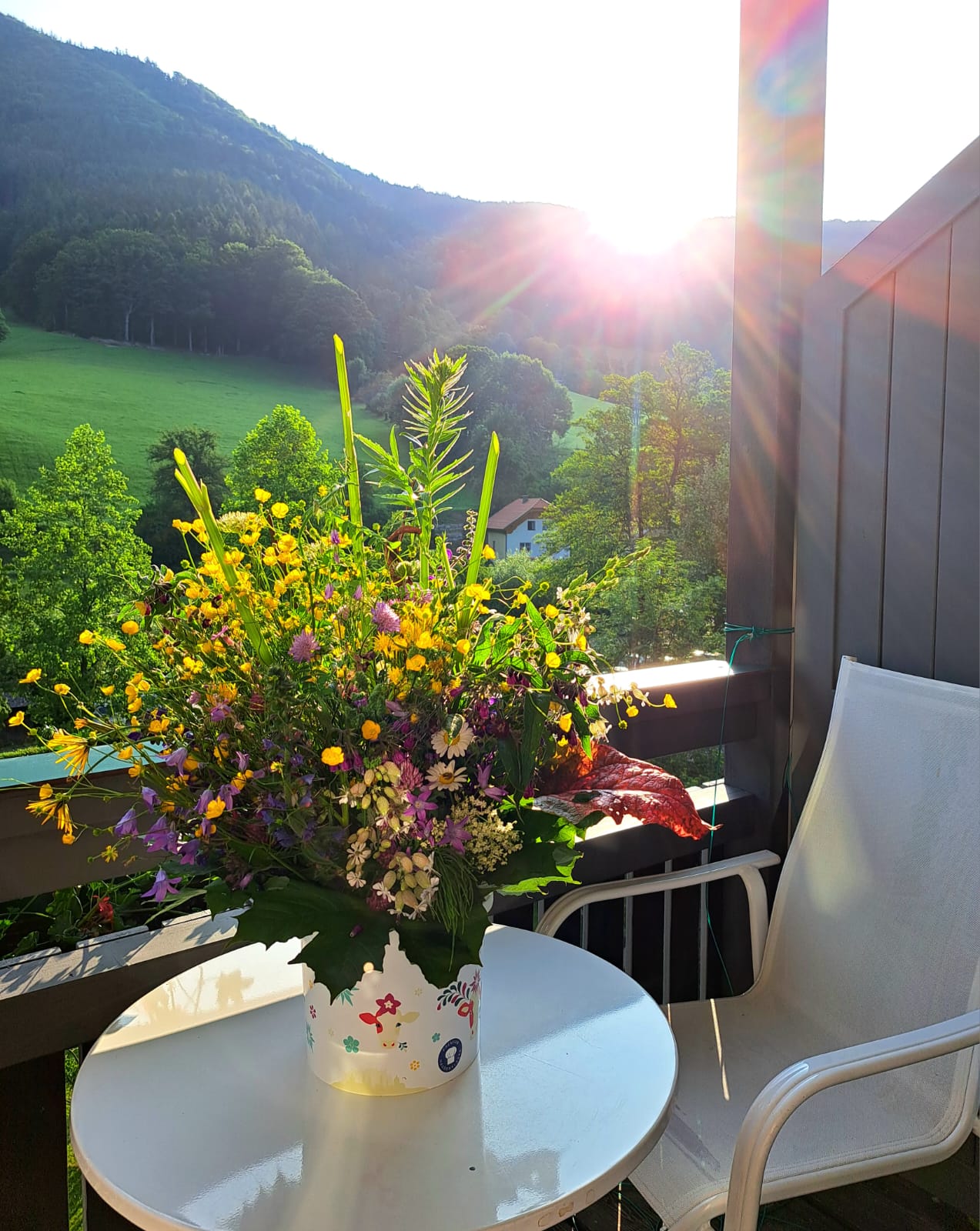 Strauß aus Wiesenblumen am Balkon des Gesundheitsresorts Strauß aus Wiesenblumen am Balkon des Gesundheitsresorts