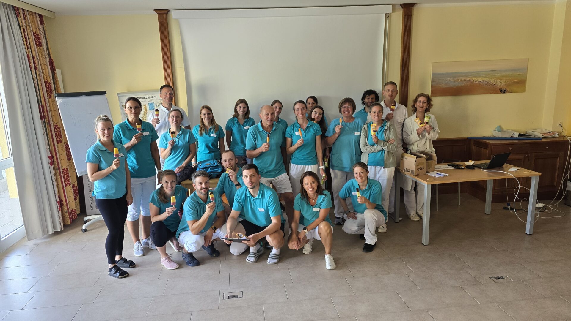 Team des Rehazentrums Raxblick erhält Eis als Dankeschön Team des Rehazentrums Raxblick erhält Eis als Dankeschön