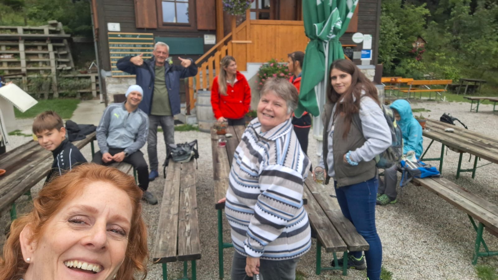 Wanderung des Raxblick-Teams mit Ankunft bei der Hütte Wanderung des Raxblick-Teams mit Ankunft bei der Hütte