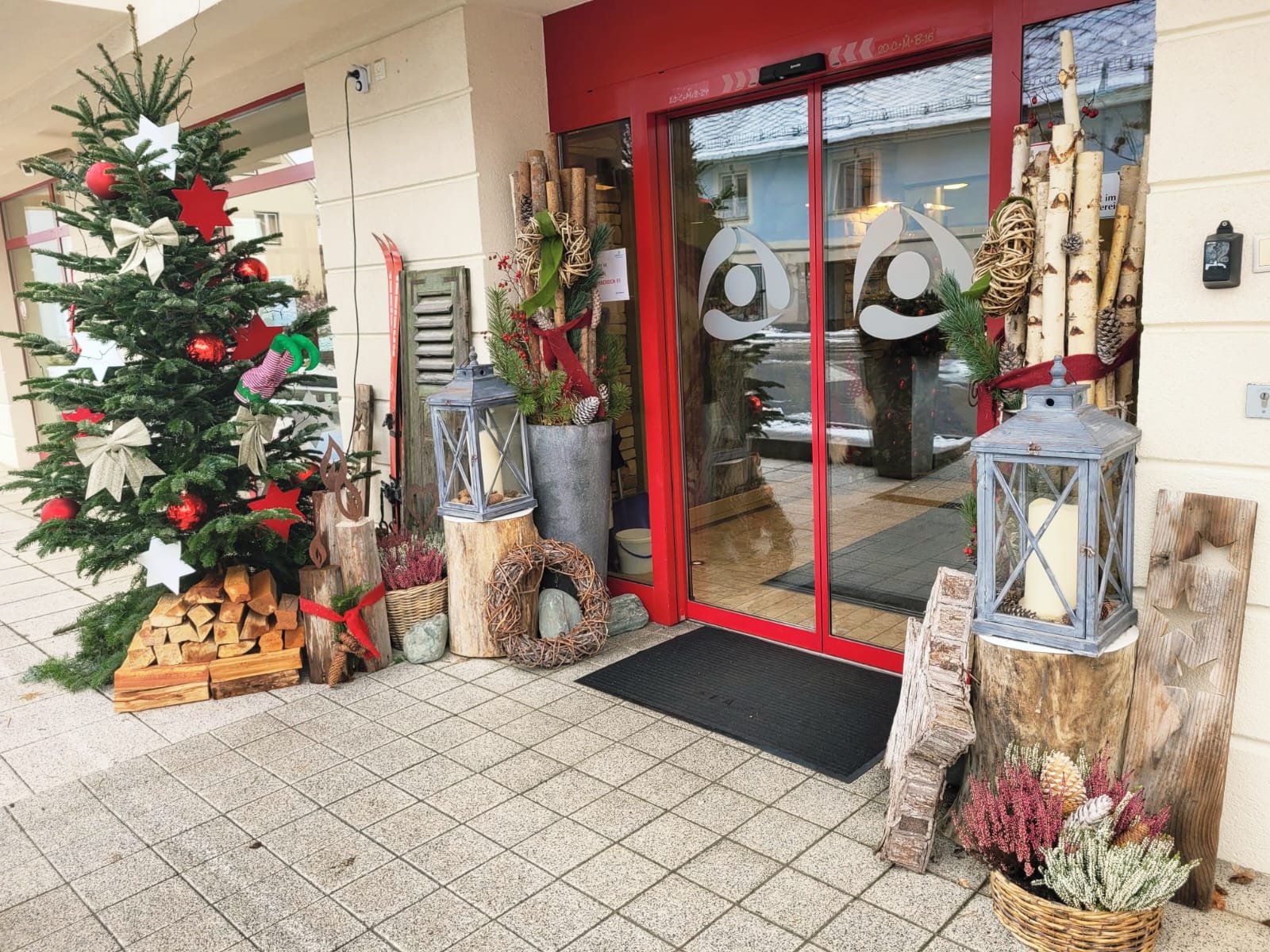 Weichnachtlich geschmückter Eingang des Kurzentrums