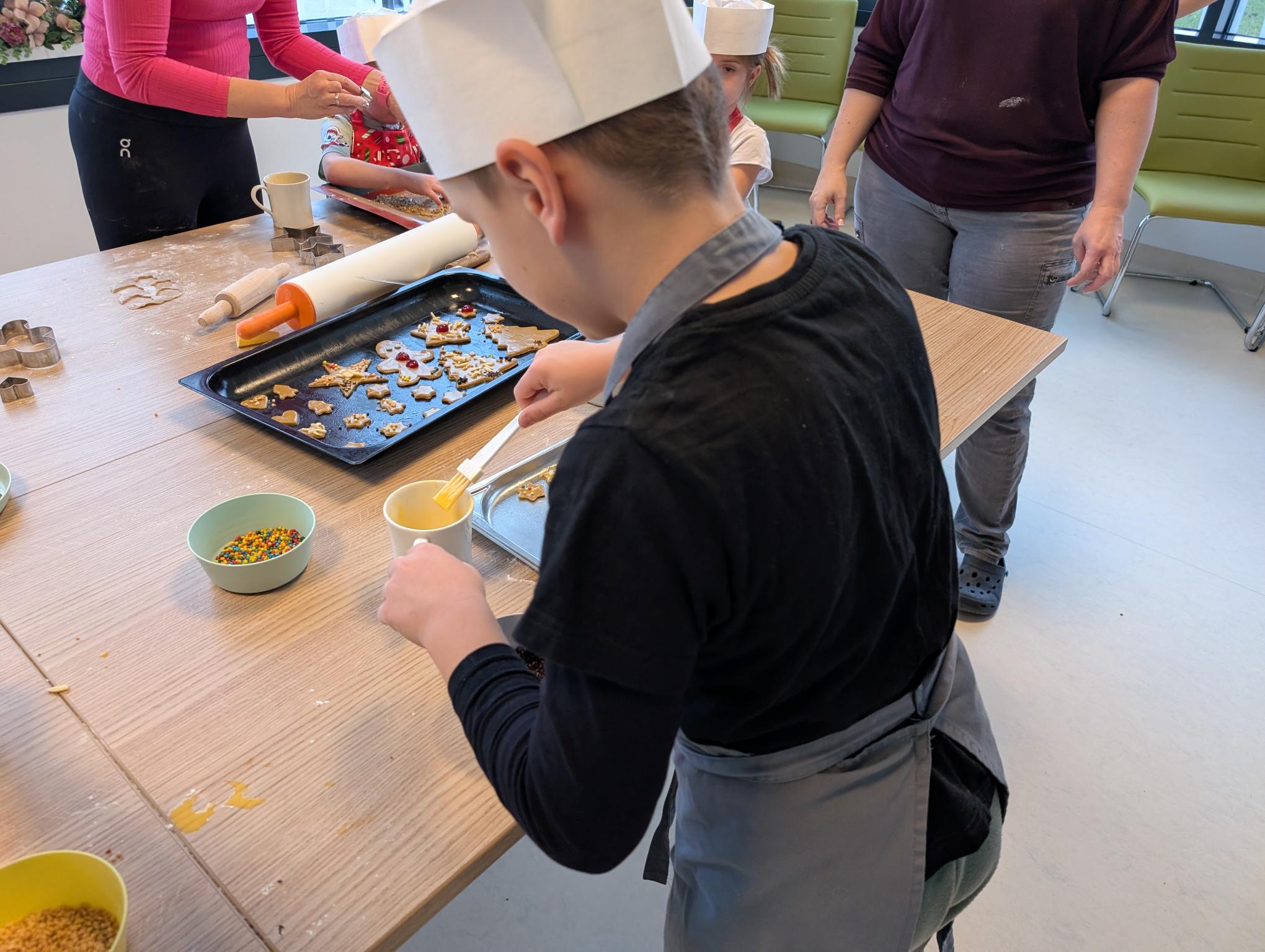 Weihnachtsprogramm in der Kinderreha mit Keksebacken Weihnachtsprogramm in der Kinderreha mit Keksebacken