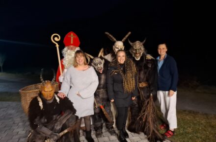 Nikolaus und Krampusse zu Besuch im OptimaMed Wildbad