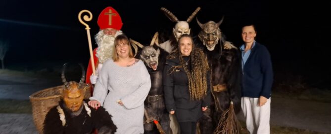 Buntes Treiben mit Nikolaus und Krampussen