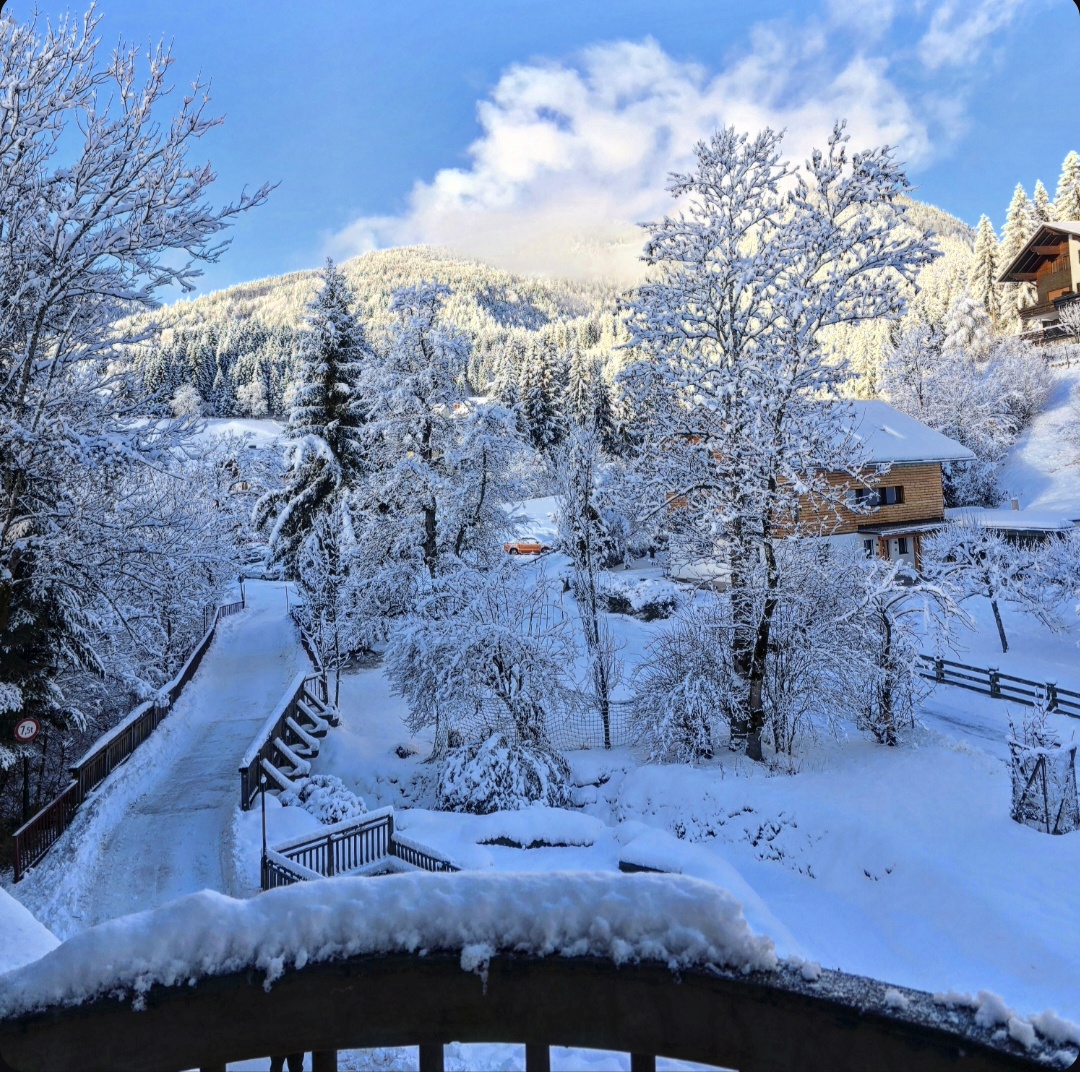 Winter mit viel Schnee beim Kurzentrum Weißbriach